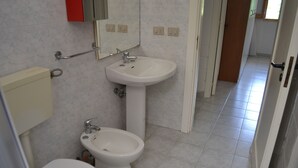A bathroom with a toilet, bidet, and sink. - Casa Amanda in Torre Dell'orso (Melendugno)