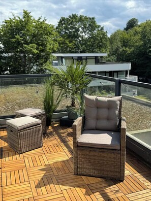 Terrace/patio - Velmora Boutique Suites: Wellness: pool, sauna + e-bikes directly on the beach (Timmendorfer Strand)