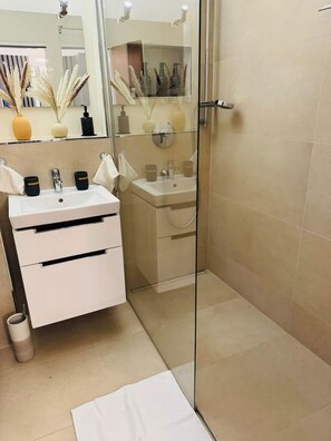Hair dryer, towels, soap, toilet paper - Velmora Boutique Suites: Wellness: pool, sauna + e-bikes directly on the beach (Timmendorfer Strand)