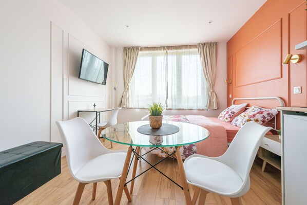 Dining - Enjoyable 1-bedroom apartment in lovely Cambrai for your stay (Cambrai)