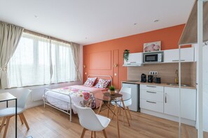 Iron/ironing board, WiFi - Enjoyable 1-bedroom apartment in lovely Cambrai for your stay (Cambrai)