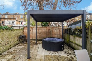 Outdoor spa tub - Stylish Kentish Town Home/Private Garden & Jacuzzi (London)