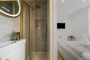 Hair dryer, towels - Stylish Kentish Town Home/Private Garden & Jacuzzi (London)