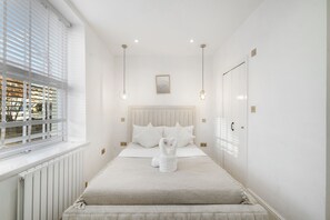 3 bedrooms, desk, free WiFi, bed sheets - Stylish Kentish Town Home/Private Garden & Jacuzzi (London)