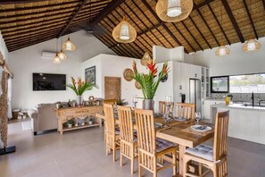 Villa, 2 Bedrooms, Smoking, Private Pool | Ruang makan