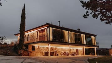 Familie villa, uitzicht op bergen | Een kluis op de kamer, gratis wifi, beddengoed