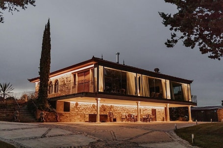 Villa familiar, vistas a la montaña | Caja fuerte, wifi gratis, ropa de cama. Noctis Hotel