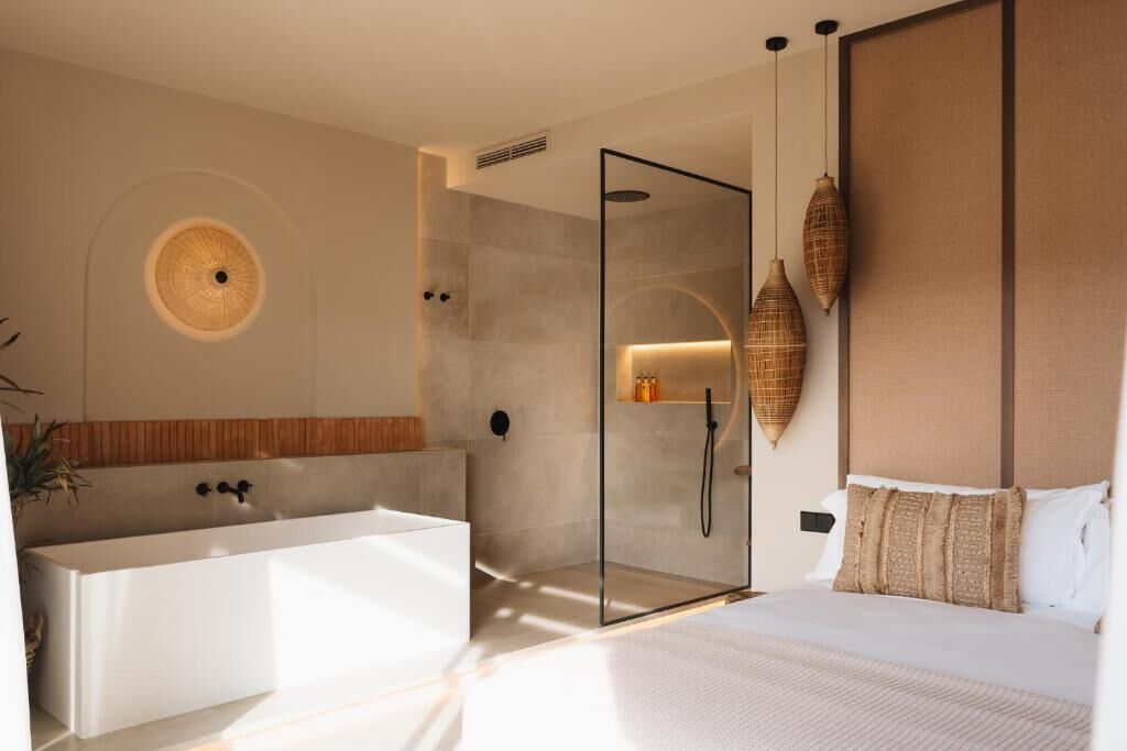 Luxe tweepersoonskamer, uitzicht op bergen | Badkamer | Een haardroger, pantoffels, handdoeken