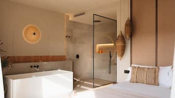 Luxe tweepersoonskamer, uitzicht op bergen | Badkamer | Een haardroger, pantoffels, handdoeken