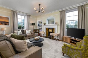 TV - 3-Bed Georgian Townhouse Next to Wellbeing Clinic (Stirling)