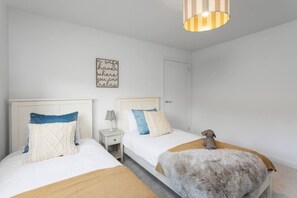 3 bedrooms, iron/ironing board, travel cot, WiFi - Paradykes House - Free Parking & Garden (Midlothian)