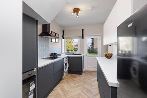 Coffee/tea maker, fridge, microwave, oven - Paradykes House - Free Parking & Garden (Midlothian)