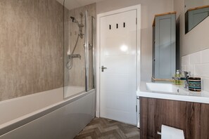 Shower, hair dryer, towels, soap - Market Street No 85J (St Andrews)