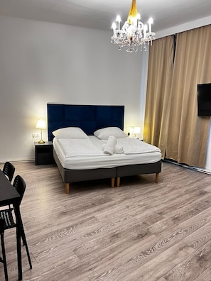 Iron/ironing board, free WiFi - Lovely 2BR Apartment Near U6 Schöpfwerk (Vienna)