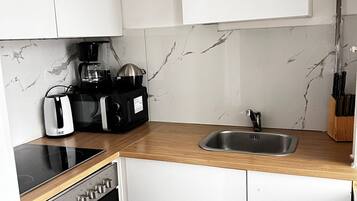 Basic-Apartment | Eigene Küche | Kühlschrank, Mikrowelle, Ofen, Herdplatte