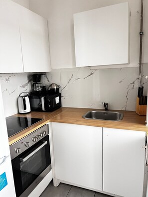 Basic-Apartment | Eigene Küche | Kühlschrank, Mikrowelle, Ofen, Herdplatte