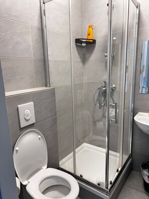 Basic-Apartment | Badezimmer | Dusche, kostenlose Toilettenartikel, Haartrockner, Handtücher