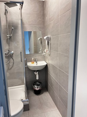Bathroom - Lovely 2BR Apartment Near U6 Schöpfwerk (Vienna)
