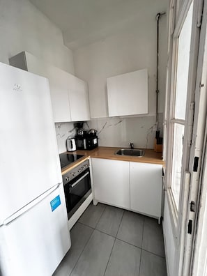 Basic-Apartment | Eigene Küche | Kühlschrank, Mikrowelle, Ofen, Herdplatte