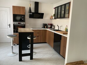 Fridge, microwave, oven, stovetop - Modern air-conditioned house close to the sea, streetcar, exhibition park and MONTPELLIERfor 6 (Pérols)