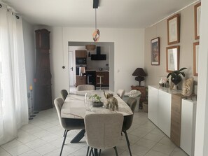 Dining - Modern air-conditioned house close to the sea, streetcar, exhibition park and MONTPELLIERfor 6 (Pérols)