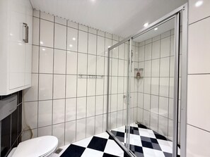 Shower, eco-friendly toiletries, hair dryer, towels - SA Apartments! Beachfront 4bd Duplex (Alanya)