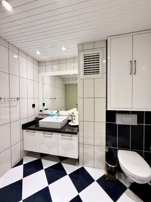 Shower, eco-friendly toiletries, hair dryer, towels - SA Apartments! Beachfront 4bd Duplex (Alanya)