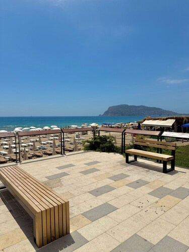 SA Apartments! Beachfront 4bd Duplex