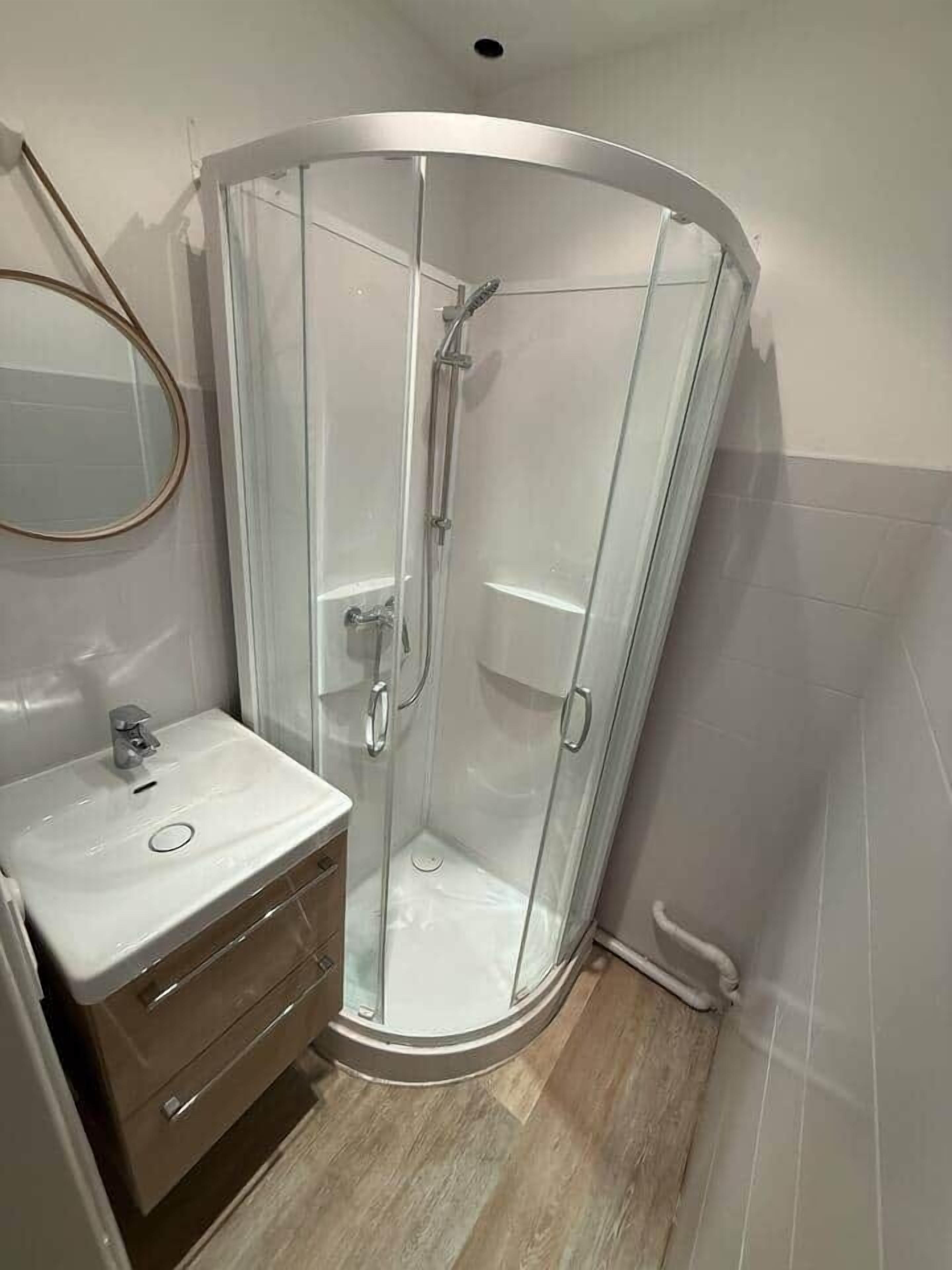 Douche, sèche-cheveux, savon, papier toilette
