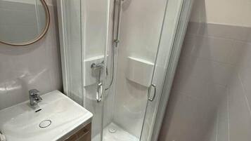 Douche, sèche-cheveux, savon, papier toilette