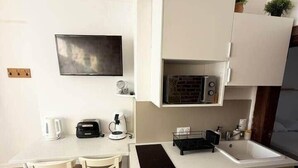 A compact kitchenette with a microwave, toaster, and small refrigerator. - Apartment in the historic center of Honfleur (Honfleur)