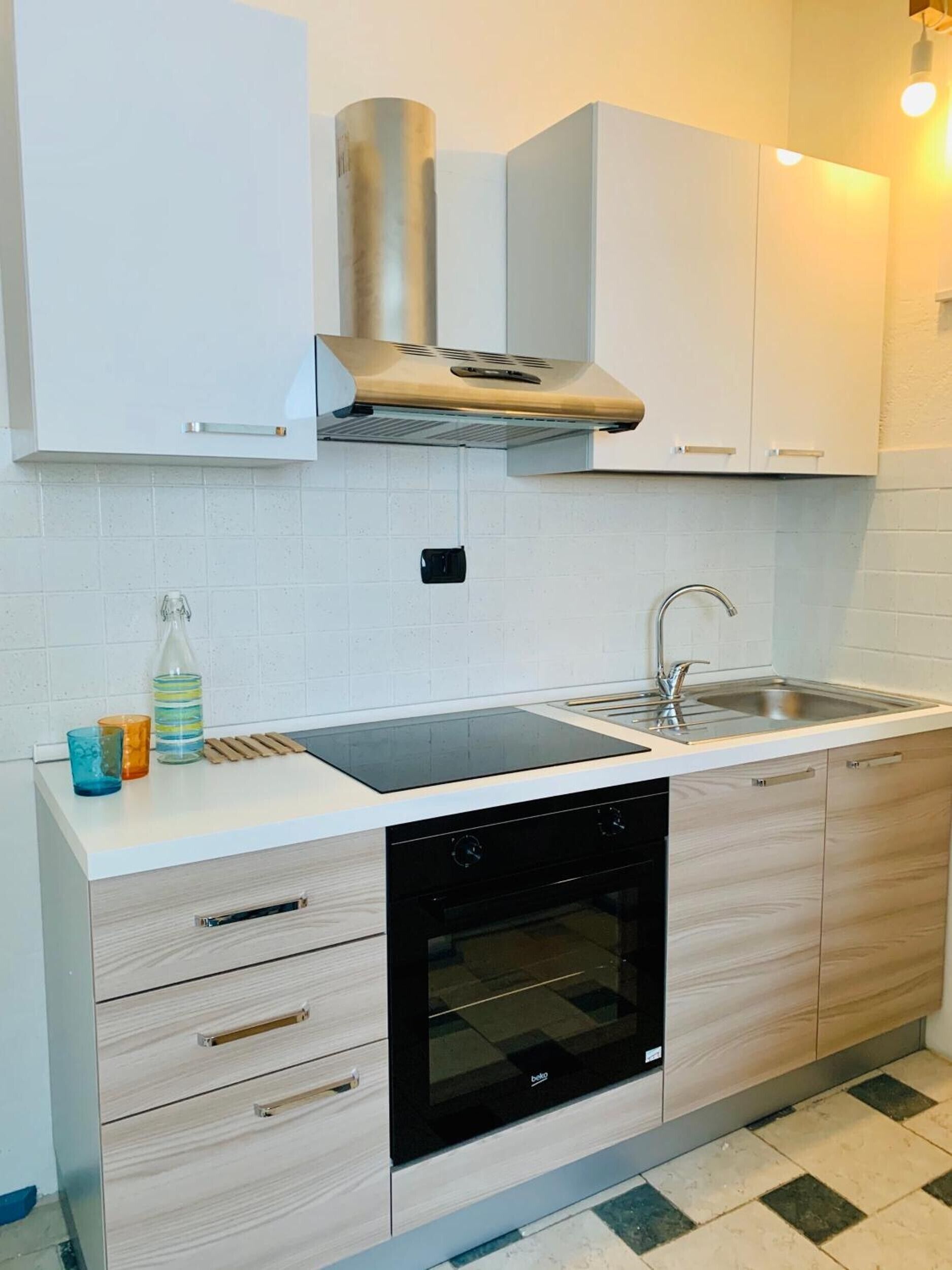 Kühlschrank, Ofen, Herdplatte, Wasserkocher mit Kaffee-/Teezubehör