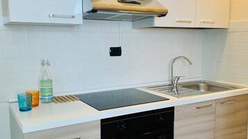 Kühlschrank, Ofen, Herdplatte, Wasserkocher mit Kaffee-/Teezubehör