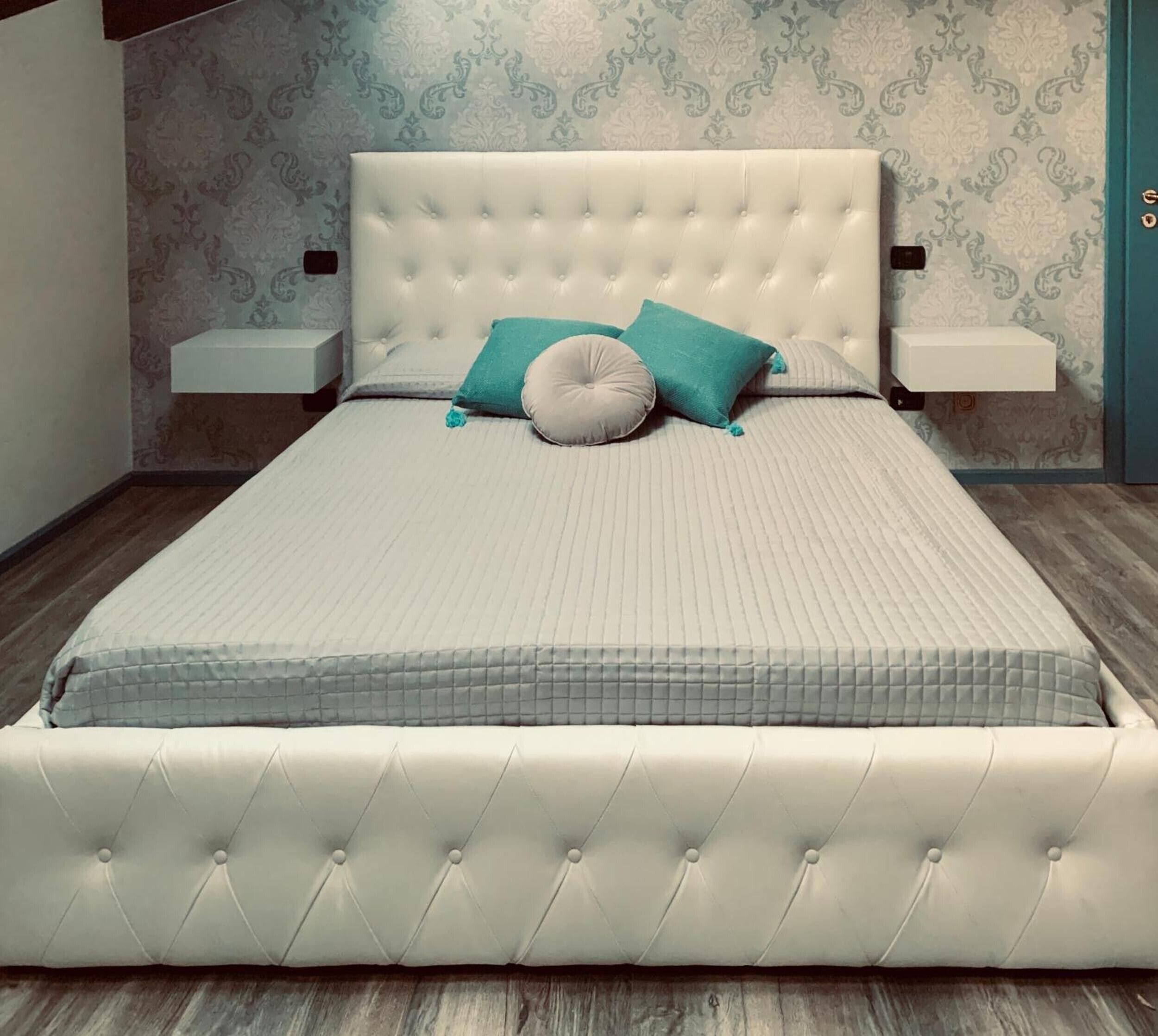 Tabla de planchar con plancha, wifi y ropa de cama 