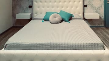 Tabla de planchar con plancha, wifi y ropa de cama