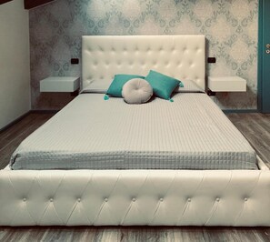 Een strijkplank/strijkijzer, wifi, beddengoed