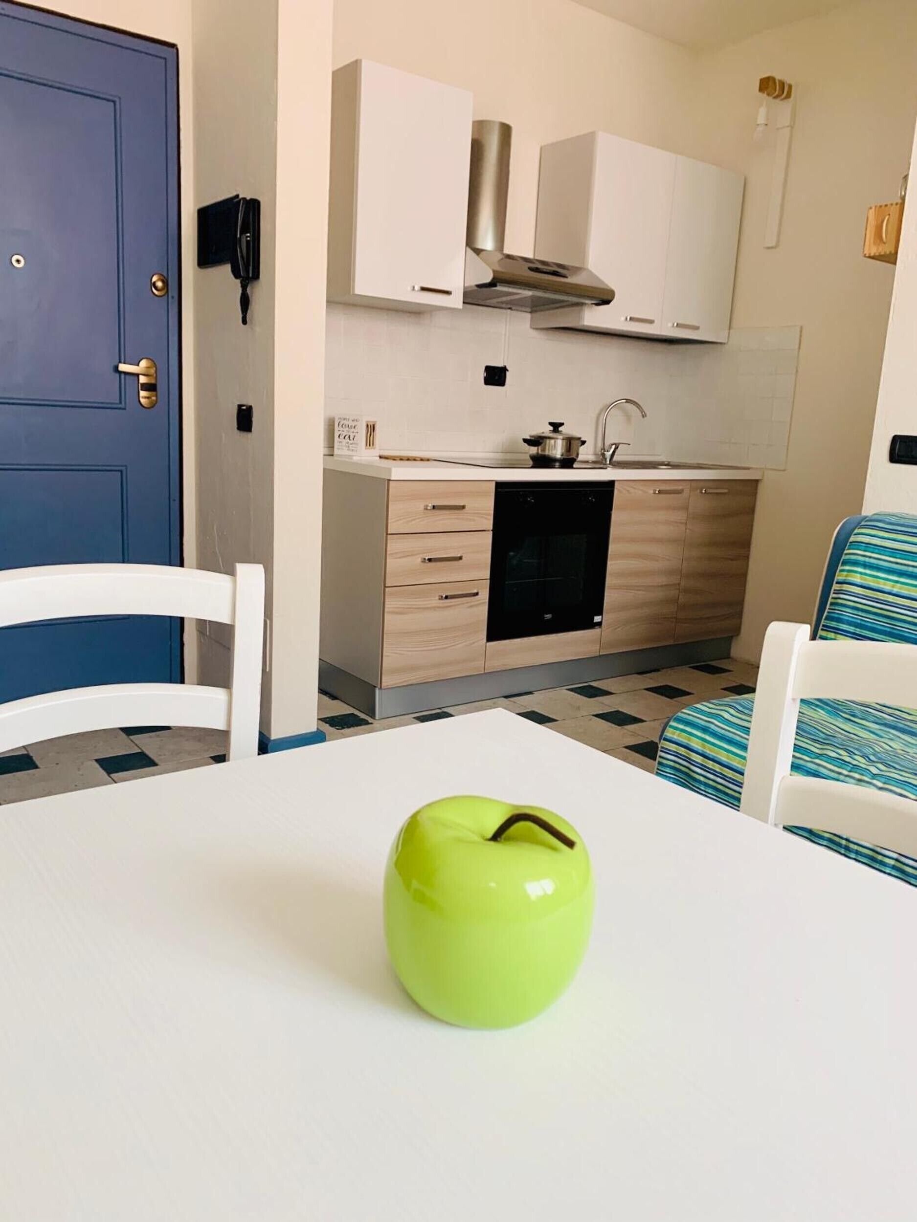 Réfrigérateur, four, plaque de cuisson, cafetière/bouilloire