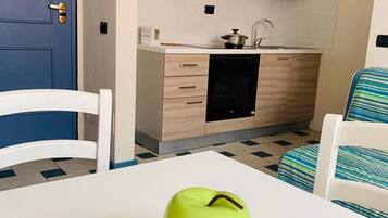 Réfrigérateur, four, plaque de cuisson, cafetiÚre/bouilloire