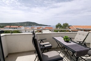 Outdoor dining - Blue Horizon Apartment (Primošten)