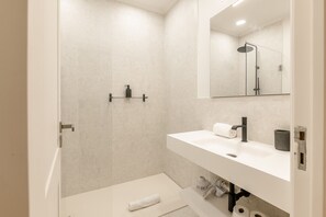 Shower, hair dryer, towels - A2 NEW | Remodeled & Spacious! | Very Central (Lisboa ciudad)
