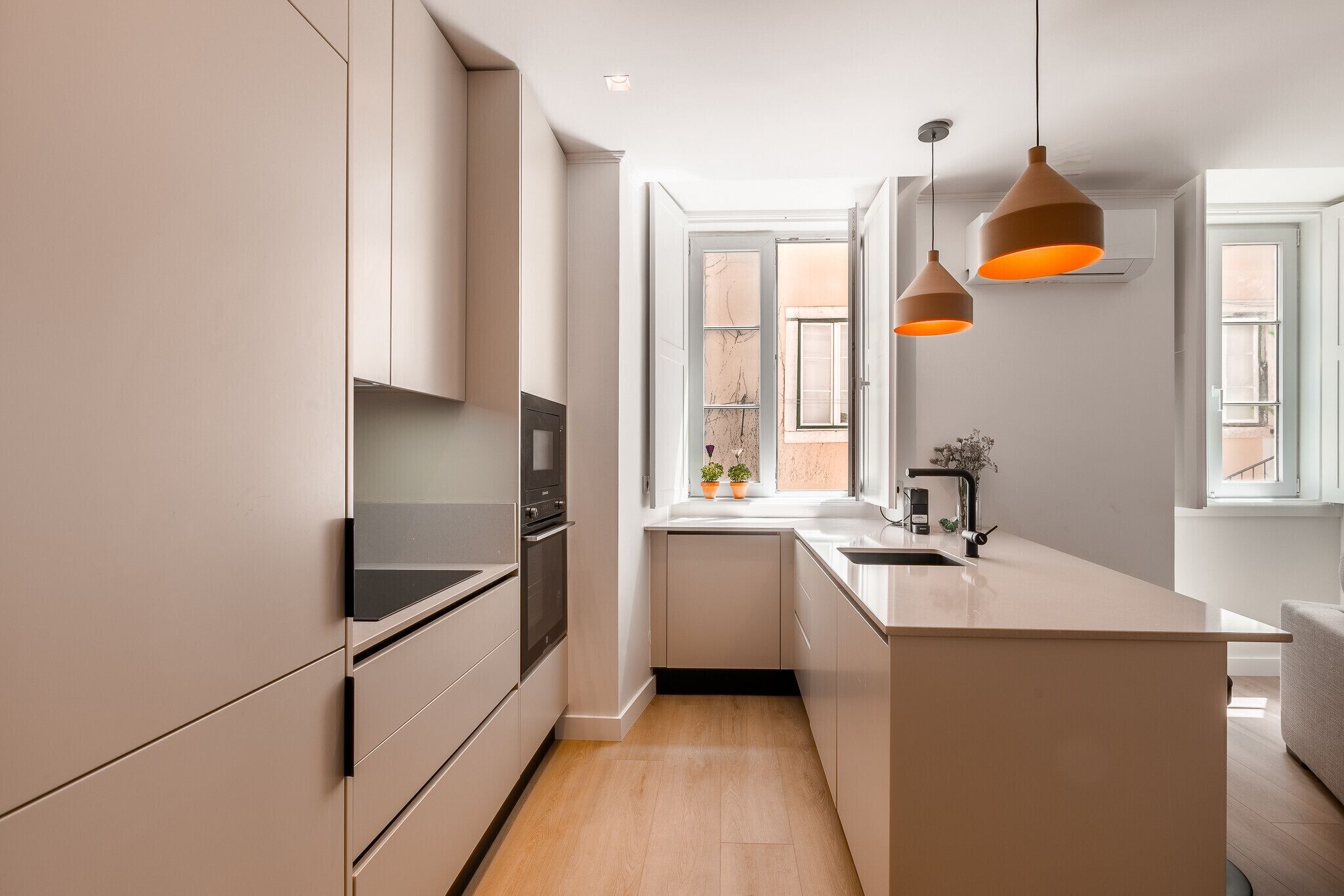 Geladeira, micro-ondas, fogão, lava-louças