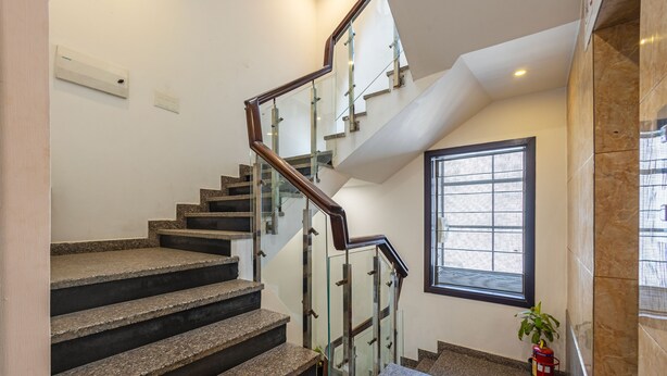 Eine Treppe mit Glasgeländern und Granitstufen.
