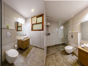 Deluxe tweepersoonskamer | Badkamer | Een douche, gratis toiletartikelen, een haardroger, pantoffels
