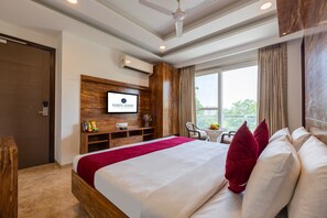 Superior Double Room, Balcony, City View | In-room safe, desk, laptop workspace, soundproofing - Haris Court Hotels & Banquets DLF Phase3 (Gurugram)