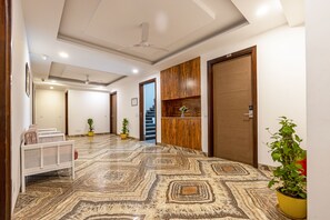 Lobby sitting area - Haris Court Hotels & Banquets DLF Phase3 (Gurugram)