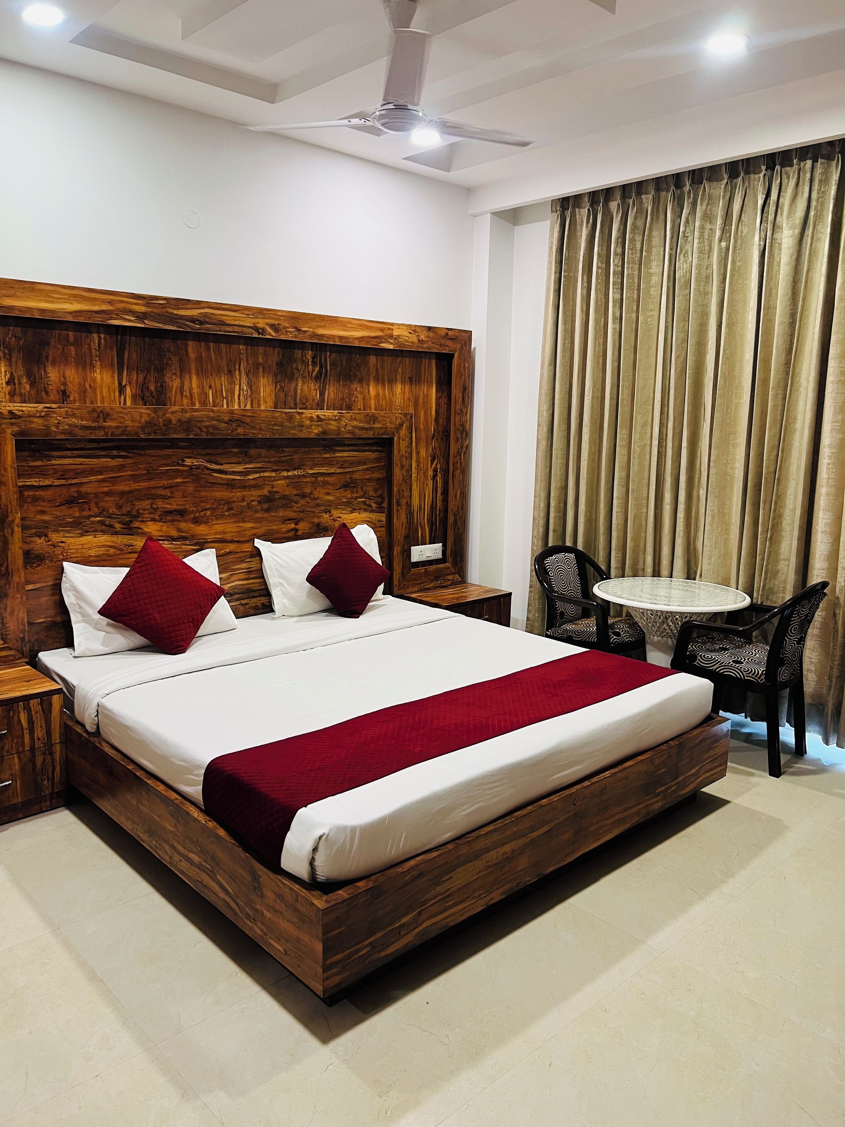 Deluxe-dobbeltværelse | Skrivebord, arbejdsområde til bærbare computere, gratis Wi-Fi