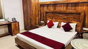 Deluxe-Doppelzimmer | Schreibtisch, laptopgeeigneter Arbeitsplatz, kostenloses WLAN