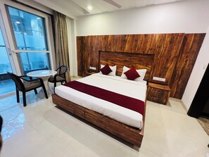 Dobbeltrom – deluxe, balkong, byutsikt | Skrivebord, skrivebord for bærbar PC og wi-fi (inkludert)