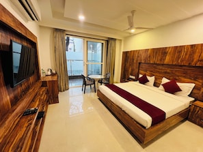 Kahden hengen deluxe-huone, parveke, kaupunkinäköala | Työpöytä, kannettavalle tietokoneelle sopiva työtila, ilmainen Wi-Fi