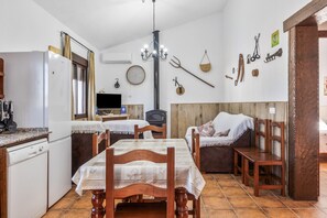 Een strijkplank/strijkijzer, wifi, beddengoed